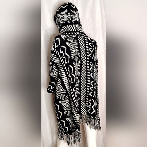 Love & Liberty Hooded  Sweater Poncho Cardigan w/ Fringe Winter Sz Small - Picture 9 of 13